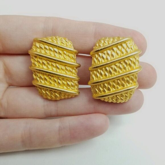 Vintage Retro Gold Tone Clip On Earrings, Textured Rectangle Shape, Funky 80s - Picture 5 of 6